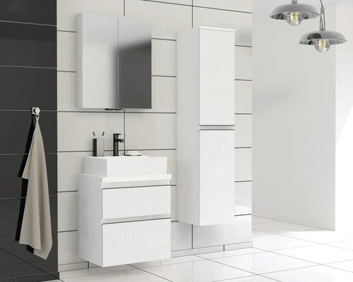 Koupelna s umyvadlovou skříňkou, zrcadlovou skříňkou a vysokou skříňkou