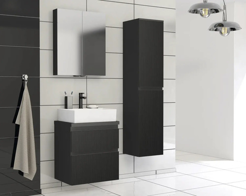 Koupelna s umyvadlem, zrcadlovou skříňkou a vysokou skříní