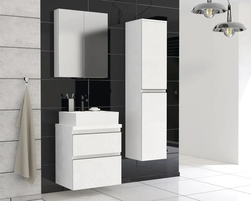 Koupelna s umyvadlovou skříňkou, zrcadlovou skříňkou a vysokou skříňkou