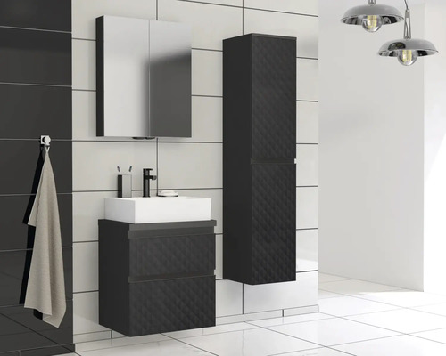 Moderní koupelna s umyvadlovou skříňkou, zrcadlovou skříňkou a vysokou skříňkou.