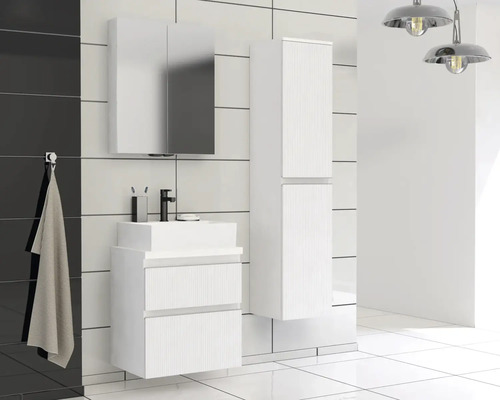 Koupelna s umyvadlovou skříňkou, zrcadlovou skříňkou a vysokou skříňkou