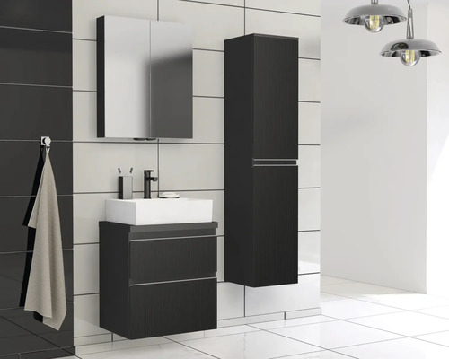 Koupelna s umyvadlovou skříňkou, zrcadlovou skříňkou a vysokou skříňkou