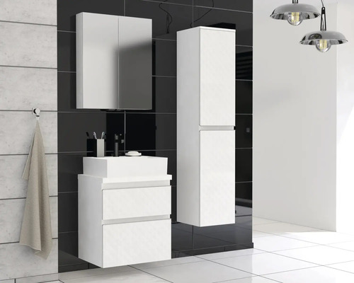 Koupelna s umyvadlovou skříňkou, zrcadlovou skříňkou a vysokou skříňkou