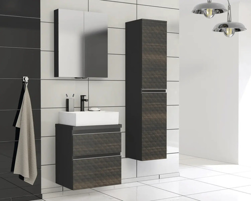 Moderní koupelna s umyvadlem, zrcadlovou skříňkou a vysokou skříňkou v tmavém dřevěném dekoru