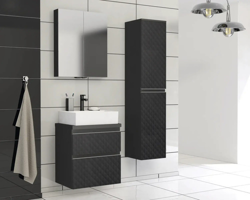 Koupelna s umyvadlovou skříňkou, zrcadlovou skříňkou a vysokou skříňkou