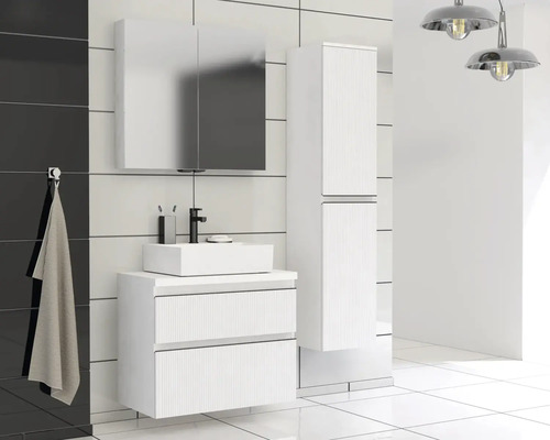 Moderní koupelna s umyvadlem, zrcadlovou skříňkou a vysokou skříní