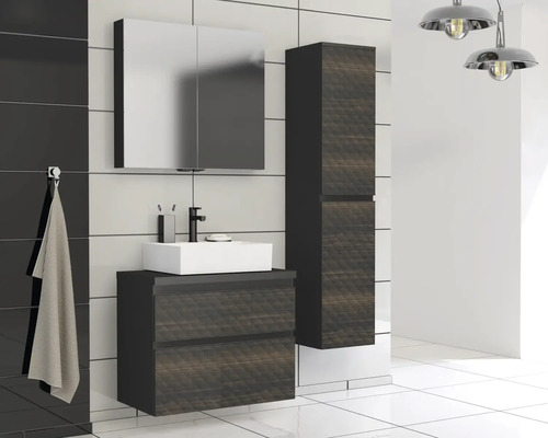 Moderní koupelna s umyvadlem, zrcadlovou skříňkou a vysokou skříňkou na koupelnové vybavení a doplňky.