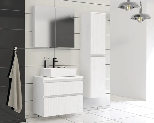 Moderní koupelna s umyvadlem, zrcadlovou skříňkou a vysokou skříní