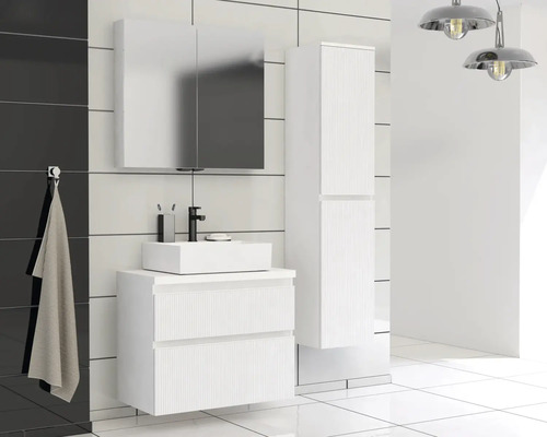 Koupelna s umyvadlem, spodní skříňkou, zrcadlovou skříňkou a vysokou skříňkou