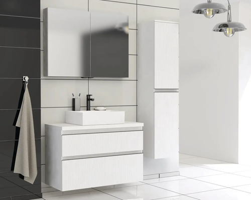 Moderní koupelna s umyvadlovou skříňkou, zrcadlovou skříňkou a vysokou skříní