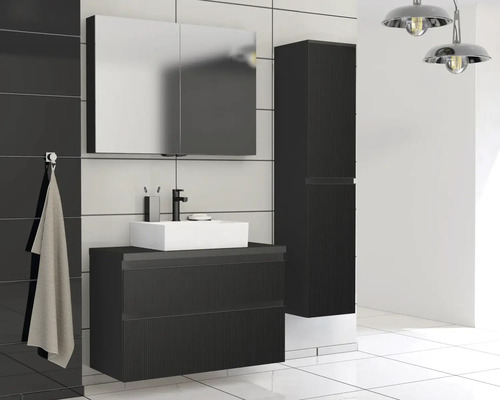 Koupelna s umyvadlovou skříňkou, zrcadlovou skříňkou a vysokou skříňkou v tmavém provedení a umyvadlem na desku.