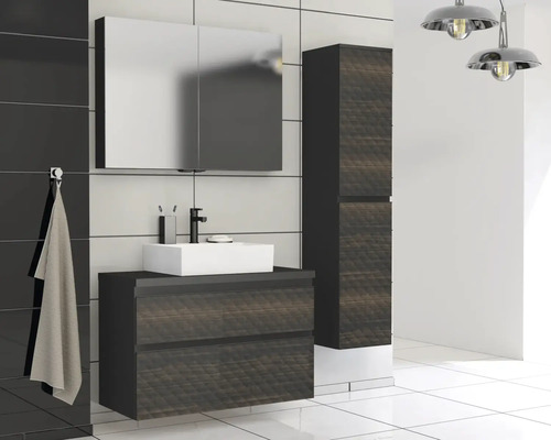 Moderní koupelna s umyvadlem, zrcadlovou skříňkou a vysokou skříní pro stylové prostředí