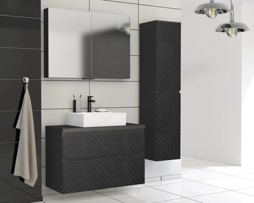 Moderní koupelna s umyvadlovou skříňkou, zrcadlovou skříňkou a vysokou skříní.