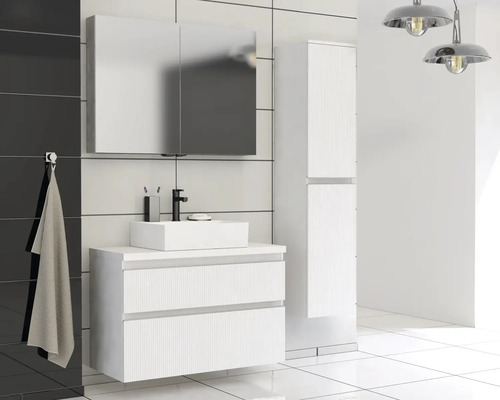 Koupelna s umyvadlovou skříňkou, zrcadlovou skříňkou a vysokou skříňkou