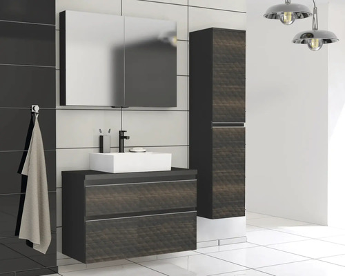 Koupelna s umyvadlem, zrcadlovou skříňkou a vysokou skříňkou v moderním designu