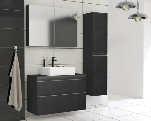 Moderní koupelna s umyvadlem, zrcadlovou skříňkou a vysokou skříní v tmavé barvě