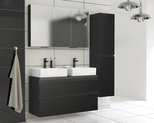 Koupelna s dvojitým umyvadlem, zrcadlovou skříňkou a vysokou skříňkou v tmavém dřevěném provedení