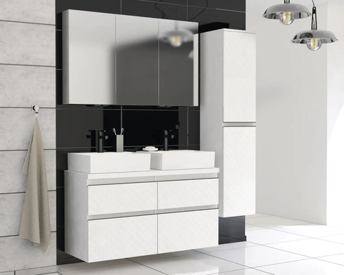 Moderní koupelna s umyvadlem, zrcadlovou skříňkou a vysokou skříní v bílé barvě