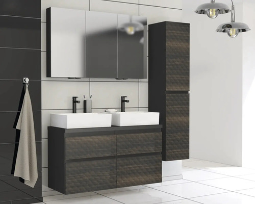 Koupelna s umyvadlovou skříňkou, zrcadlovou skříňkou a vysokou skříňkou