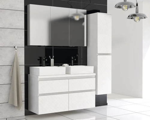 Světlá koupelna s umyvadlovou skříňkou, umyvadlem na desku, zrcadlovou skříňkou a vysokou skříňkou