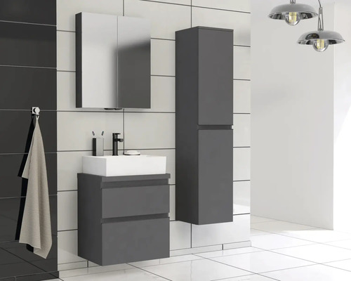 Koupelna s umyvadlem, zrcadlovou skříňkou a vysokou skříňkou v moderním designu