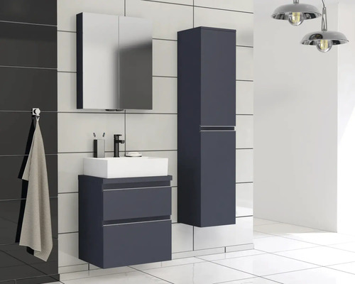 Moderní koupelna s umyvadlem, zrcadlovou skříňkou a vysokou skříní