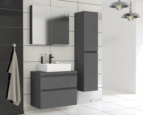 Koupelna s umyvadlem, zrcadlovou skříňkou a vysokou skříňkou