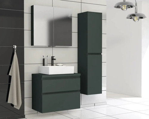 Koupelna s umyvadlem, spodní skříňkou, zrcadlovou skříňkou a vysokou skříňkou