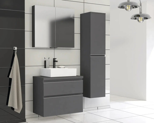 Moderní koupelna s umyvadlovou skříňkou, zrcadlovou skříňkou a vysokou skříňkou