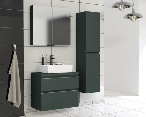 Koupelna s umyvadlem, zrcadlovou skříňkou a vysokou skříňkou