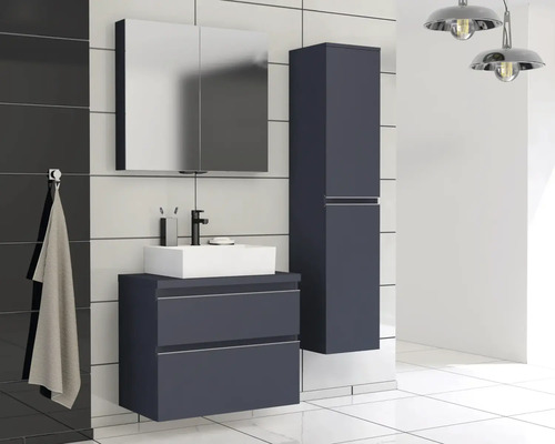 Koupelna s umyvadlem, zrcadlovou skříňkou a vysokou skříňkou v tmavém provedení