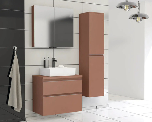 Moderní koupelna s umyvadlem, zrcadlovou skříňkou a vysokou skříní ve světlé místnosti