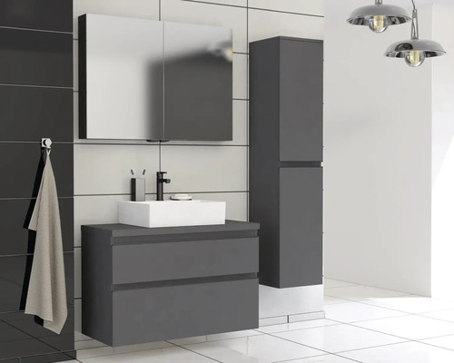 Moderní koupelna s umyvadlovou skříňkou, zrcadlovou skříňkou a vysokou skříňkou