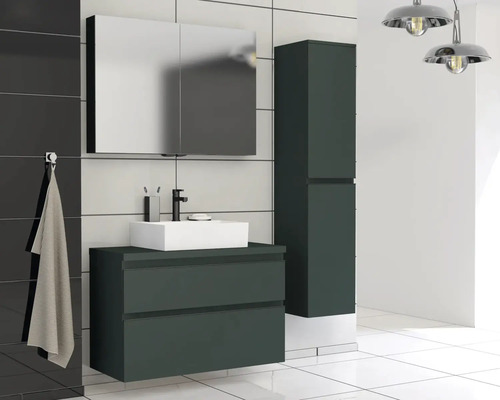 Moderní koupelna s umyvadlovou skříňkou, zrcadlovou skříňkou a vysokou skříňkou pro uspořádané prostředí