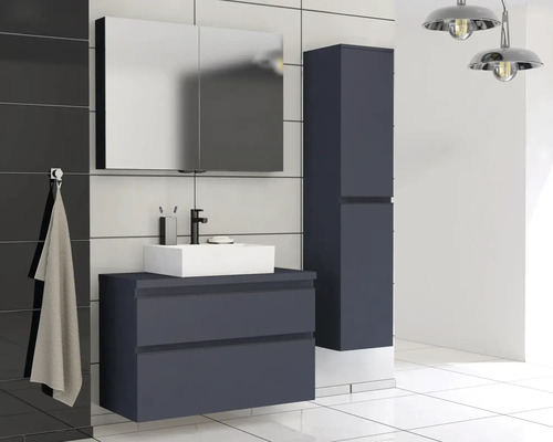 Moderní koupelna s umyvadlovou skříňkou, zrcadlovou skříňkou a vysokou skříní