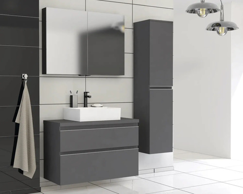 Koupelna s umyvadlovou skříňkou, zrcadlovou skříňkou a vysokou skříní v moderním designu