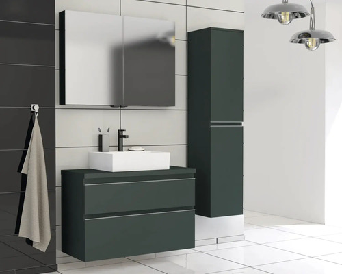 Moderní koupelna s umyvadlovou skříňkou, zrcadlovou skříňkou a vysokou skříní pro stylové prostředí