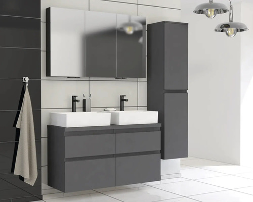 Moderní koupelna s dvojitým umyvadlem, zrcadlovou skříňkou a vysokou skříňkou