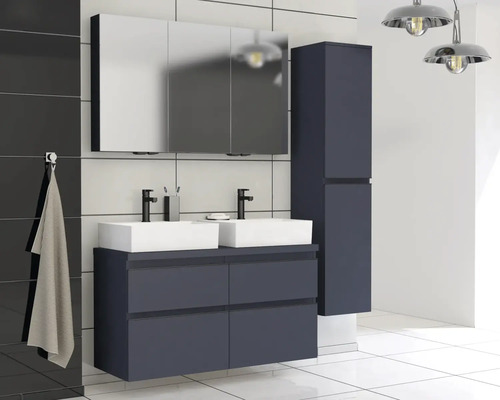 Moderní koupelna s umyvadlem, zrcadlem, vysokou skříní, umyvadly a vodovodními bateriemi