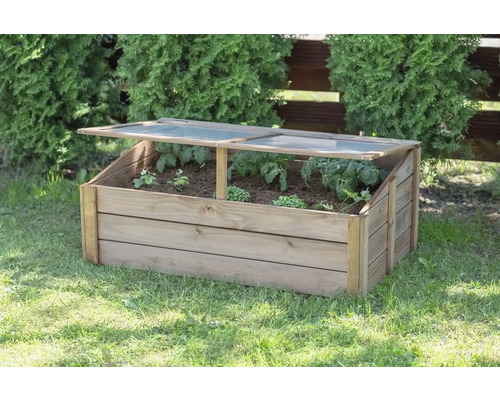 Dřevěný pařník s otevřeným víkem na zahradě.