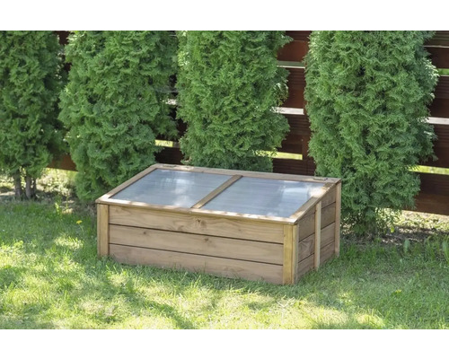 Dřevěný pařník na trávníku