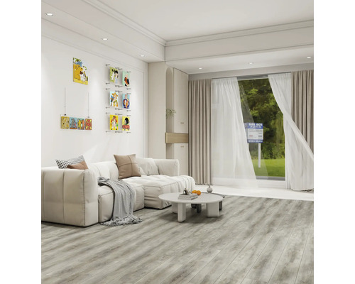 Světlý obývací pokoj s pohovkou, konferenčním stolkem, obrazy na stěně a dřevěnou podlahou