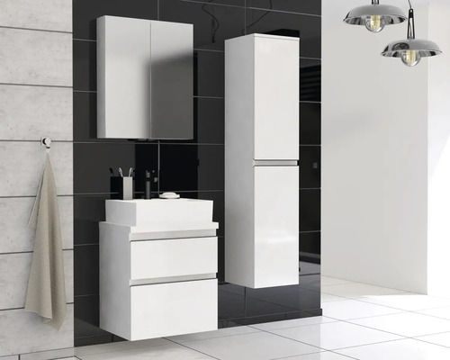 Koupelna s umyvadlovou skříňkou, zrcadlovou skříňkou a vysokou skříňkou ve světlém designu