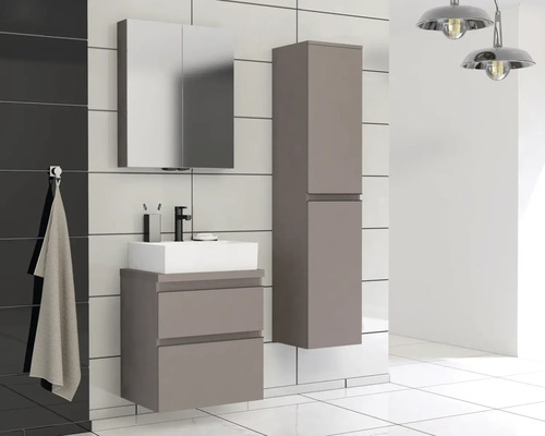 Koupelna s umyvadlovou skříňkou, zrcadlovou skříňkou a vysokou skříní