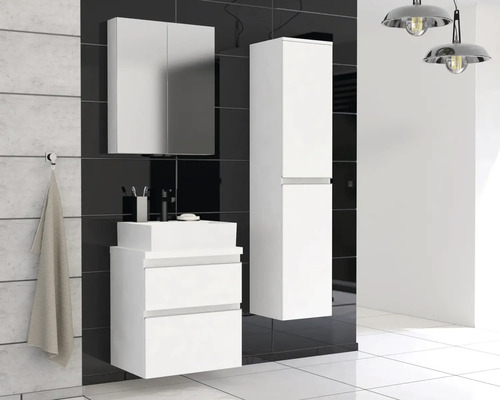 Koupelna s umyvadlovou skříňkou, zrcadlovou skříňkou a vysokou skříňkou