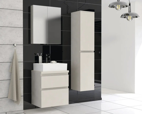 Koupelna se zrcadlovou skříňkou, skříňkou pod umyvadlo a vysokou skříňkou