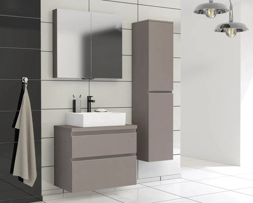 Moderní koupelna s umyvadlem, zrcadlovou skříňkou a vysokou skříňkou