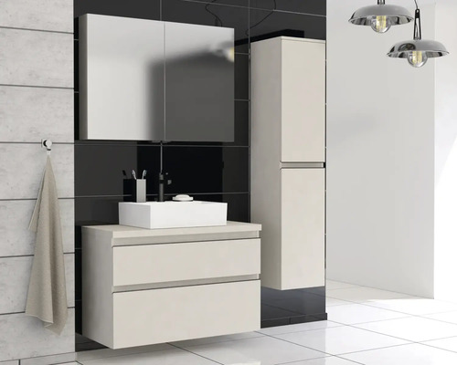 Moderní koupelna s umyvadlovou skříňkou, zrcadlovou skříňkou a vysokou skříňkou pro stylové prostředí