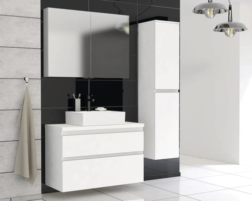 Moderní koupelna s umyvadlovou skříňkou, zrcadlovou skříňkou a vysokou skříňkou v bílé barvě.