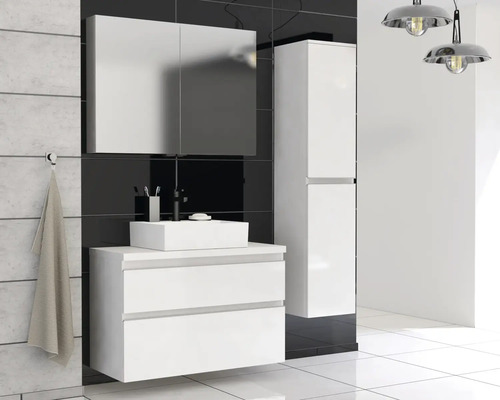 Moderní koupelna s bílou umyvadlovou skříňkou, zrcadlovou skříňkou a vysokou skříňkou